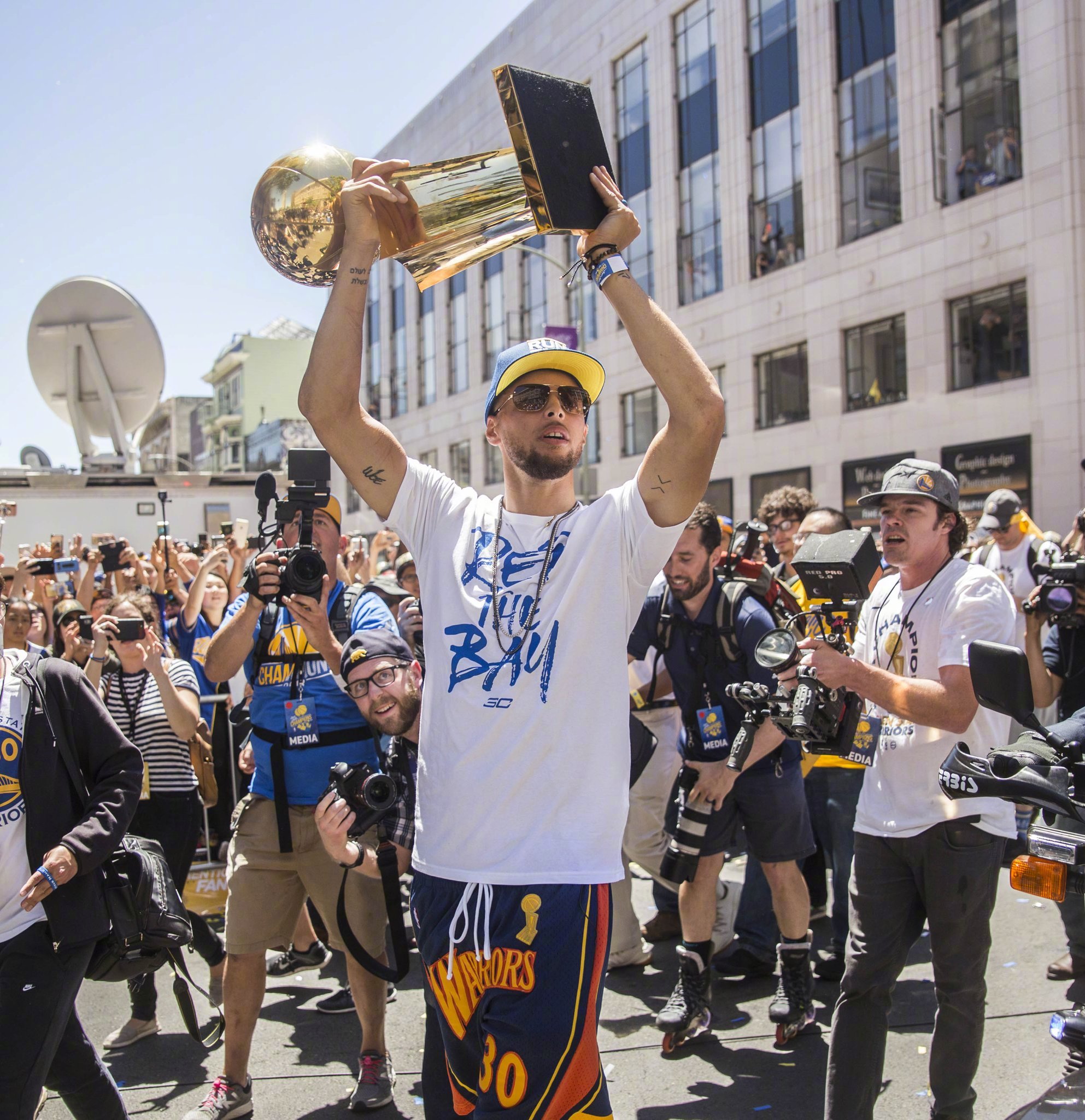 却折射出他 却折射出他